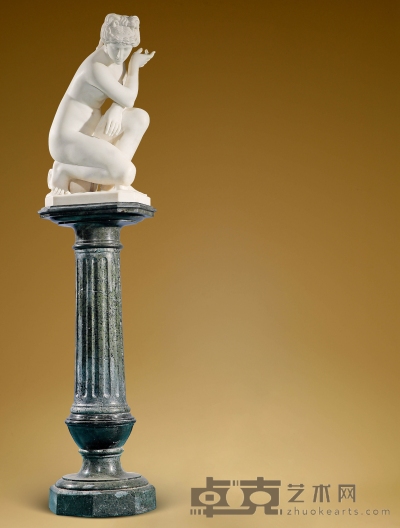 十九世纪末二十世纪初制  蹲伏的维纳斯 雕塑底部尺寸：34×22cm  高：64cm 
配罗马柱总高度：约164cm
