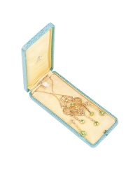 维多利亚时期 鸢尾花叶饰橄榄石镶嵌米珠珠宝套组