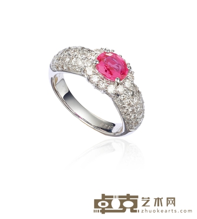 1.19克拉无烧鸽血红红宝石配钻石戒指
(附GRC证书) 主石尺寸:约7×5mm
尺寸:约1.4×1mm
戒圈:约13