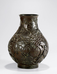 19世纪•铜葡萄纹瓶
