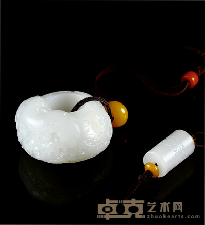 倪伟滨 福山寿海 白玉扳指、勒子一对 56×51×32mm 29×17×17mm
重量:128.5g 18.4g