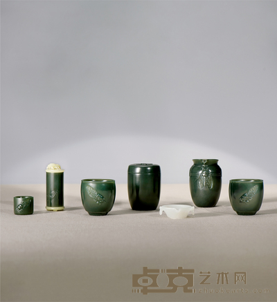 冯钤 鸣玉 青玉茶具一组 公道杯81×54×54mm 茶杯54×53×53mm×2 茶漏50×53×17mm
茶筒74×55×55mm 香筒77×31×31mm 盖置27×32×31mm
重量:公道杯153.6g 茶杯104.5g 105.2g 茶漏28.1g 茶筒183.9g 香筒75.0g 盖置25.1g