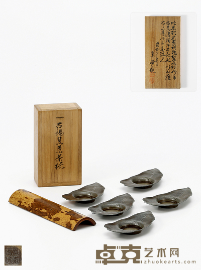 清末民国·周聚源造芭蕉形锡茶托及湘妃竹斑茶则 高1.1cm 长5.3cm 宽5cm（茶托五件）；高1.9cm 长17.1cm 宽4.6cm（茶则）