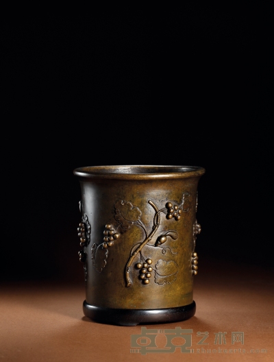 清乾隆·乾隆年制款铜松树葡萄纹笔筒 高：15.4cm口径：13.4cm总重：1251g