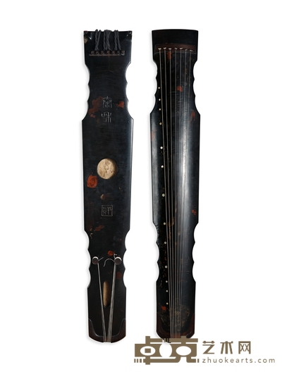 明-清·“泰和”连珠式琴 琴长:122cm琴头宽:18.2cm
尾宽:14.5cm隐间长:114cm