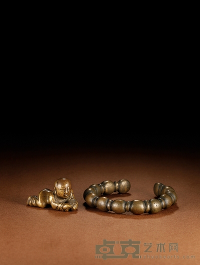明·铜童子镇及铜连珠手镯形镇一组两件 1.高:2.5cm长:4.4cm
2.通径:7.6cm