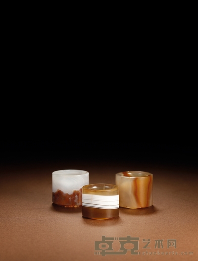 清·玛瑙扳指一组三件 1.高:2.2cm外径:2.8cm内径:2cm
2.高:2.5cm外径:2.9cm内径:2.1cm
3.高:2.5cm外径:3cm内径:2.1cm