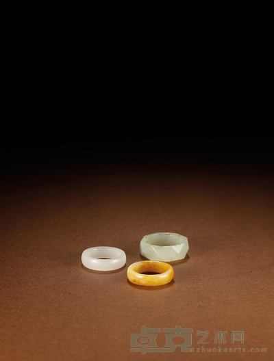 清·白玉戒指三枚 1.外径:2.2cm内径:1.6cm
2.外径:2.2cm内径:1.6cm
3.外径:2.4cm内径:1.9cm