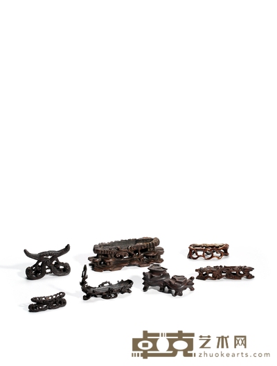 清·各式木质底座一组七件 1.高:1.9cm长:5.5cm
2.高:1.9cm长:6.6cm
3.高:5.4cm长:8cm
4.高:4.8cm长:7cm
5.高:3.3cm长:7.8cm
6.高:1.7cm长:9cm