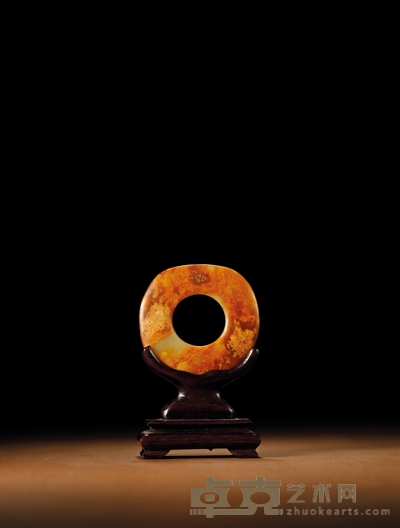 明·白玉红沁环 带座高:10cm长:6cm宽:5.8cm