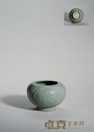 越窑青釉剔刻牡丹纹水盂 高:7.8cm直径:11.5cm