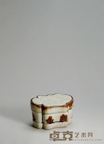 青白釉褐彩宝锭形枕 高:11.5cm直径:18.2cm