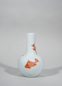 清康熙·珊瑚红描金堆塑三鱼图天球瓶