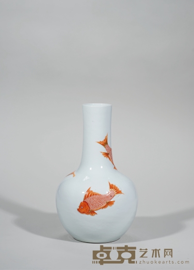 清康熙·珊瑚红描金堆塑三鱼图天球瓶 高：32cm