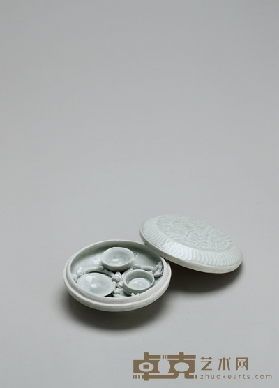 青白釉刻花牡丹纹粉盒 高:6.3cm直径:12.5cm
