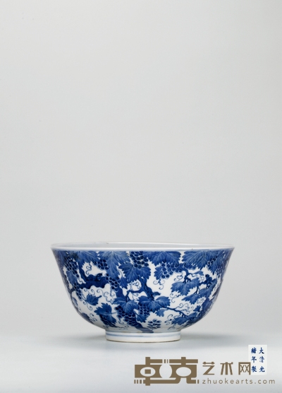 清·青花松鼠葡萄纹碗 高:11.4cm直径:22.5cm