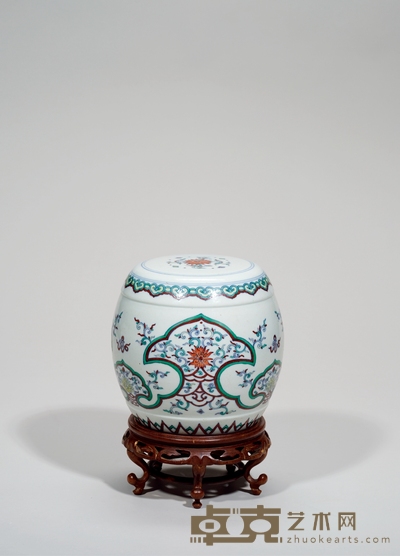 清乾隆·斗彩缠枝莲纹绣墩 带座高：23.4cm高：16.5cm直径：17cm
