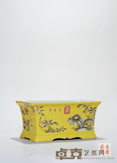 清·黄地墨彩蝈蝈萝卜纹花盆 长：32.1cm宽：19.3cm高：15.5cm