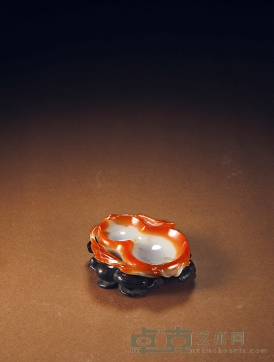 清·玛瑙浮雕葫芦笔舔 带座高:2.2cm高:1.4cm长:7.2cm