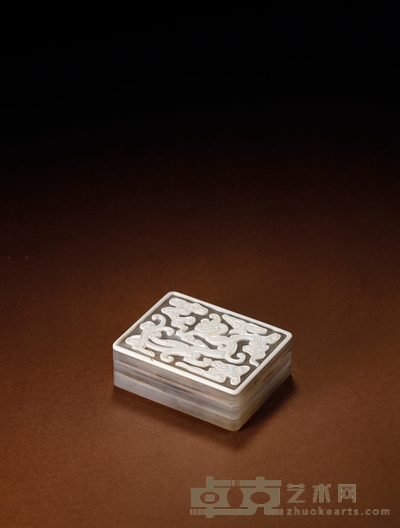 清·玛瑙巧雕云龙纹三层盒 高:2.3cm长:6.6cm宽:5.2cm