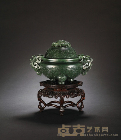 清乾隆 碧玉兽面纹龙耳三足炉 宽18cm