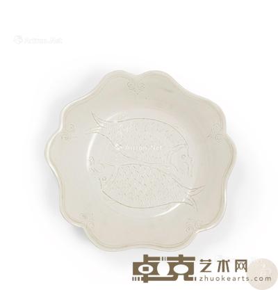 定瓷官字款剔刻摩羯鱼纹花口盘