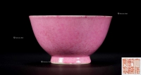 外胭脂水内粉彩梅石图茶碗