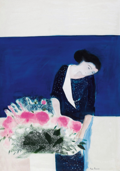 蓝色背景的女人与花