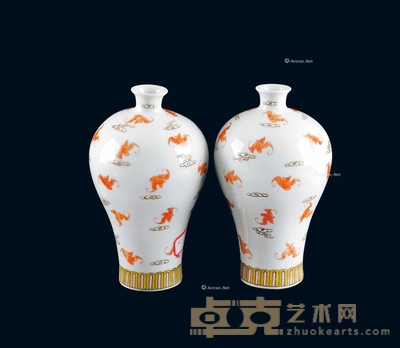 矾红云蝠纹梅瓶