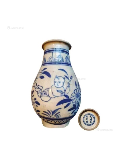 青花婴戏瓶 （一件）