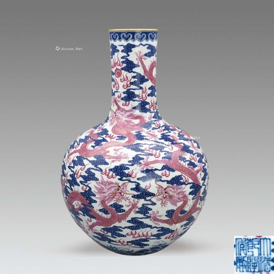 清风格青花宝石红釉龙纹天球瓶